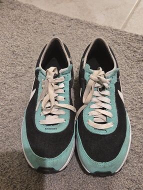 Nike Youths Black and Teal Retro Sneakers